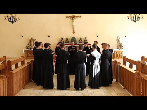 Seminarians Sing “Vexilla Regis Prodeunt”