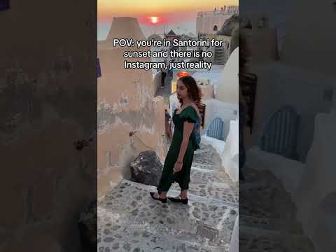 What it’s like to watch the sunset in Oia 🥲 #santorini #santoriniisland #santorinigreece