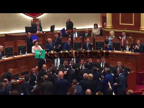 VIDEO/ Momenti kur Paloka tenton të godasë me televizor kryeministrin