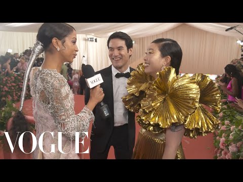 Awkwafina on Going to Her First Met Gala｜Met Gala 2019 with Liza Koshy｜Vogue (Awkwafina on Going to Her First Met Gala | Met Gala 2019 with Liza Koshy | Vogue)