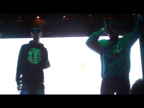 MCs' BoB e Halley agitando a galera na mansão