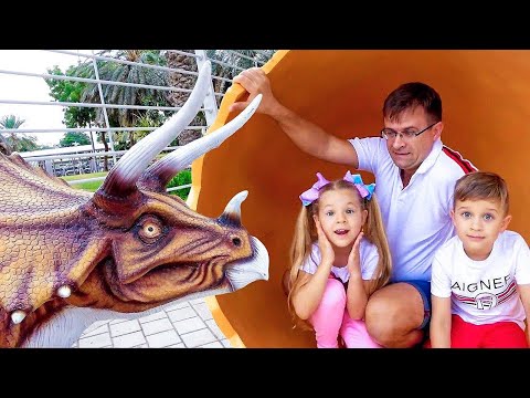 Diana và Roma đi dạo trong công viên khủng long bảo tàng ảo ảnh