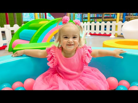 Alicja bawi się na krytym placu zabaw