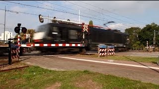 preview picture of video 'Spoorwegovergang Helmond Kanaaldijk 2'
