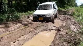 preview picture of video 'Ford Escape (stock) Off Road in Colombia'