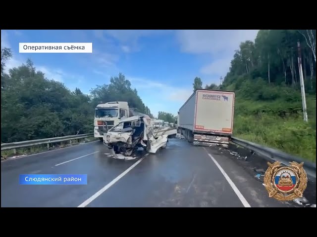 В Слюдянском районе столкнулись три автомобиля, в том числе грузовик