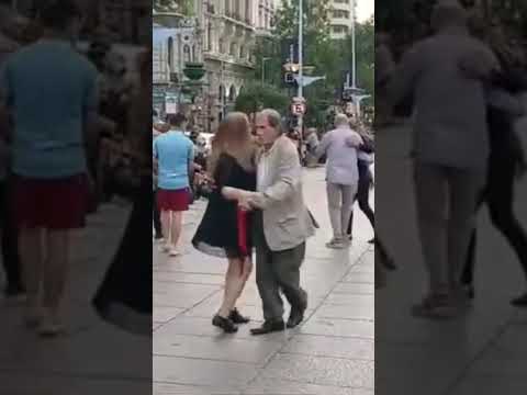 Asi es el Tango bien sencillo a puro pie y corazon.Nada de tecnica, capta y lleva el compas..