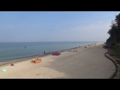 Gąski nad Bałtykiem z plażą i latarnią morską