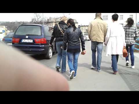 Chyba coś jej wystaje z...