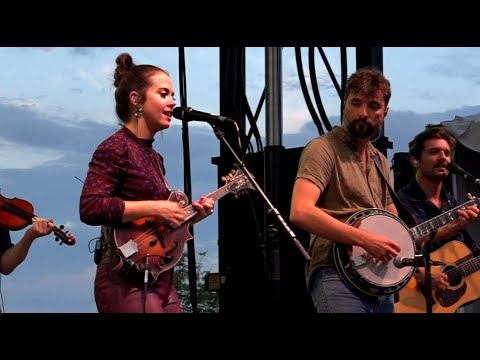Sierra Hull rippin' fast bluegrass! "What Do You Say" Grey Fox 2023