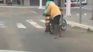 Download lagu Lucu orang mabuk naik motor😂😂 mp3