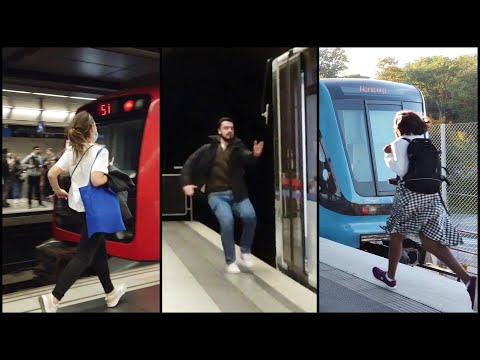 People trying to catch the train 🏃🏽🏃‍♂️🏃🏼‍♀️