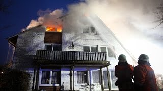 preview picture of video 'Rotenburg: Mehrfamilienhaus wird bei Dachstuhlbrand völlig zerstört'