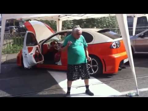 Nonnina balla scatenata ad un raduno tuning...