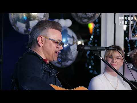 Utrinek tretjega prazničnega koncerta radia Robin s skupino Samuel Lucas