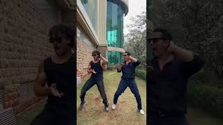 Akshay Kumar & Tiger Shroff FLAUNT their dance moves on 'Main Khiladi Tu Anari' 😎 | #shorts