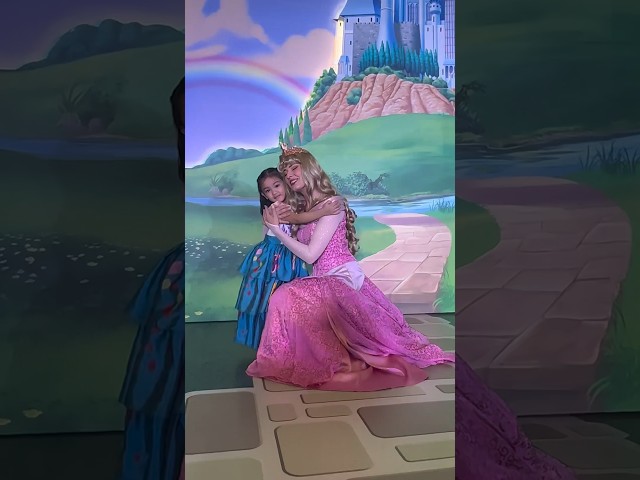Vídeo relacionado con Disney Store Official, Princesas y príncipes, cordón de Cuello, con Ariel, Éric, Bella, Bestia, Rapunzel y más, para la identificación, pases de Disney Park, el Trabajo o la Escuela