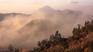 preview picture of video 'Indonesia - Java - Mont Bromo - sunrise and sunset timelapse'