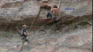 preview picture of video 'Klettern und Bouldern im Trifelsland ( Climbing )'