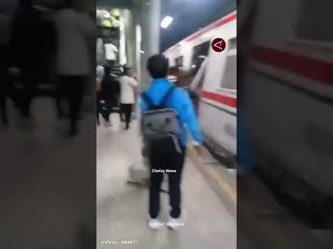 BREAKING NEWS! Kereta Api Jarak jauh tabrak KRL di Bekasi Timur