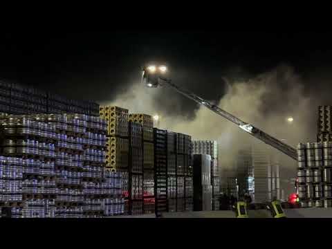 Getränkekisten brennen bei Brauerei