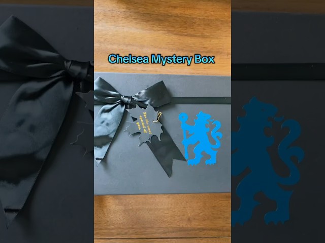 Vídeo relacionado con The Gift Scholars Club Merchandise - Pulsera con escudo del Chelsea FC, acero inoxidable y silicona, producto oficial de fútbol