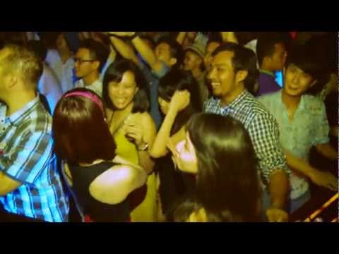 rebecca & fiona at DF with VJ HIP Traffic Gotham8