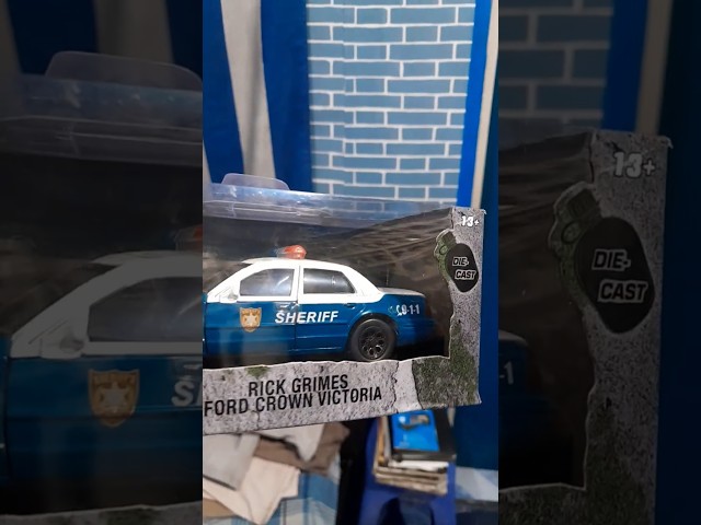 Vídeo relacionado con Jada The Walking Dead 1:32 Rick Grimes Ford Crown Victoria - Coche Fundido a presión, Juguetes para Adolescentes y Adultos
