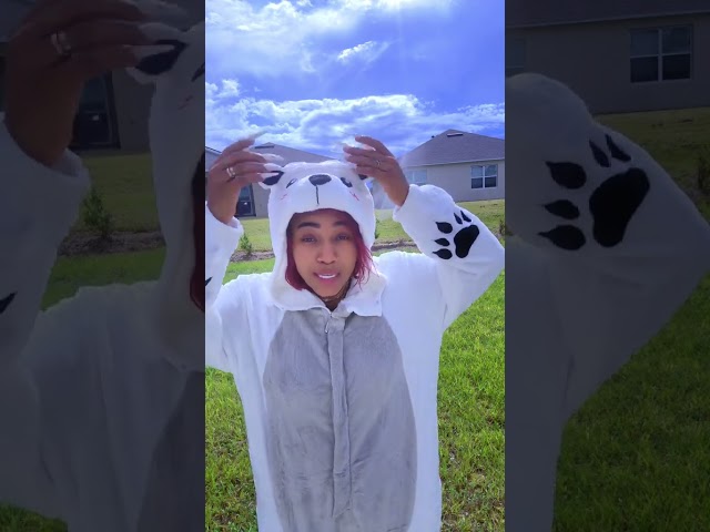 Vídeo relacionado con Big Mouth Monster Onesie,Funny Plush Monster Pajamas for Adult,Silly Coral Fleece Onesies,Cozy Hooded Loungewear with Hair (FR/ES, Letras, L, Regular, Regular, Red)