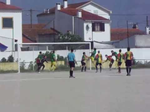 Canto e bola na trave