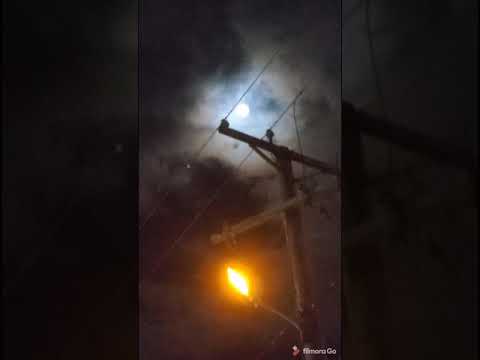 La Luna en el cielo en la noche! con mi familia hablando atras XD