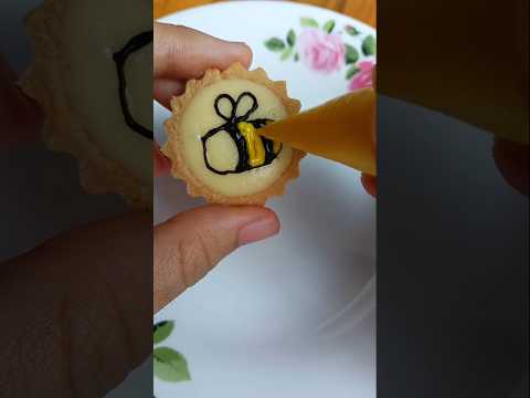 How to draw a cute bee on a cheese tart #crumblcookies #creamtart #cheesetart #baking #bakery