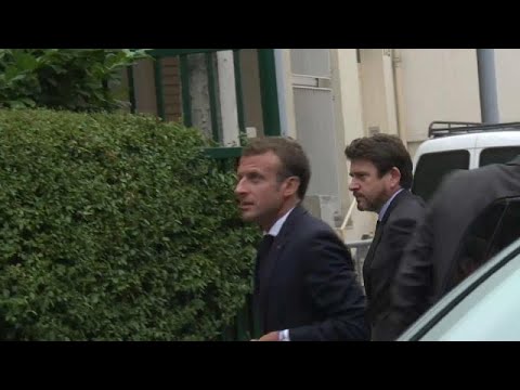 شاهد الرئيس الفرنسي إيمانويل ماكرون يزور أرملة المناضل موريس أودان…