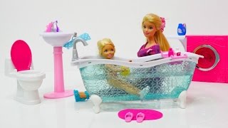 Barbie ve Ken banyo eşyalarını yerleştiriyorla