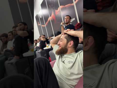 Ислам Махачев вместе с командой смотрит футбол