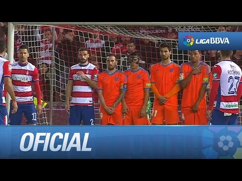 Lanzamiento de falta de Rochina que despeja Alves