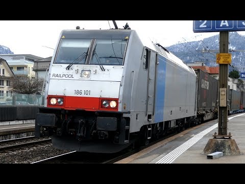 Viel Verkehr in Schwyz - Züge auf der Gotthardbahn-Winter 2017
