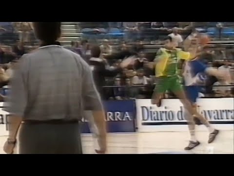 Balón largo sobre Carvajal… ¡Adentro!". Liga ASOBAL 2000/01. San Antonio - Cadagua Gáldar. Jor01