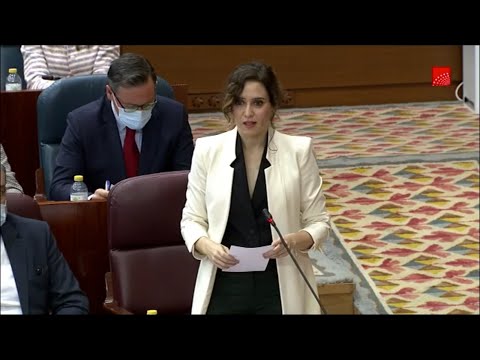 Ayuso dice que le están haciendo pagar con su familia "tener 65 escaños"