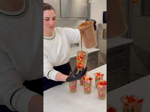 Strawberry Dubai chocolate 🍓 #strawberry #dubaichocolate