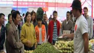 preview picture of video '2 Scottish brothers work as Chinese Market Traders - Beijing fruit and veg market, China'