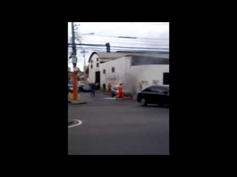 Flagrante impressionante de explosão de carro!!!