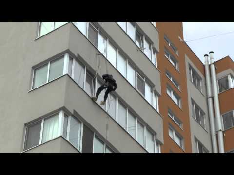 2013.05.28 Salvatorii au pătruns prin geam, în locuinţa în care un copil era în pericol