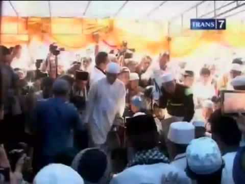 Proses pemakaman jenazah Ustad Jeffry Al Buchori Uje) di TPU Karet Tengsin