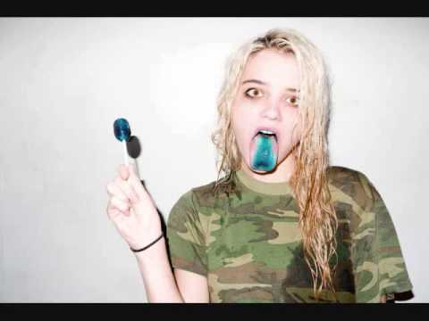 Sky Ferreira - Everything Is Embarrassing (Unknown Mortal Orchestra Remix)