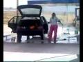 Une femme va décidé de laver sa voiture au Karcher