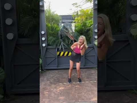 😱DINOSAUR ATTACKS Girl in Jurassic Park #shorts