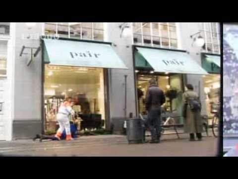 Slemme Slemme Piger -  Skoafhængig dame går amok!