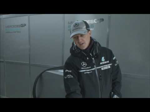 Michael Schumacher explica su auto F1 Mercedes-Benz. Cortesía Mercedes-Benz.