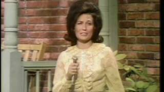 Loretta Lynn - Your Squaw Is On The Warpath